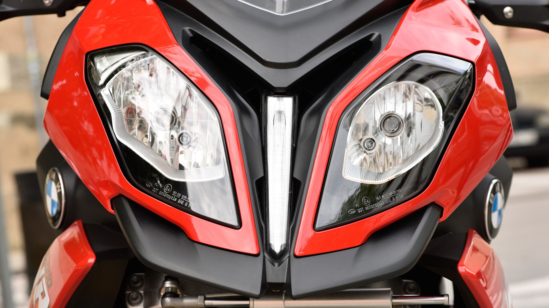 A frente imponente da S 1000 XR