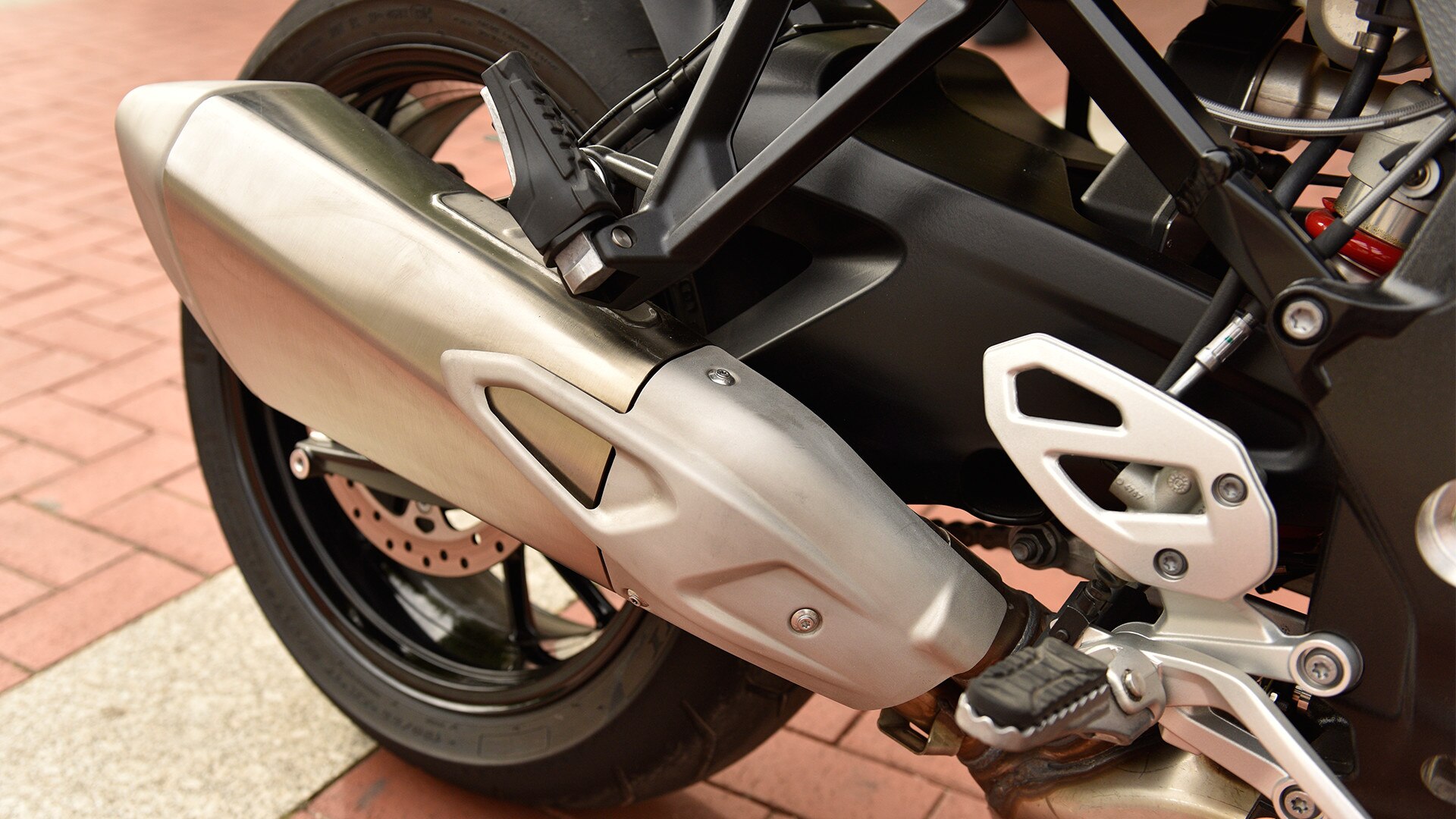 Escapamento com um design inovador da S 1000 XR
