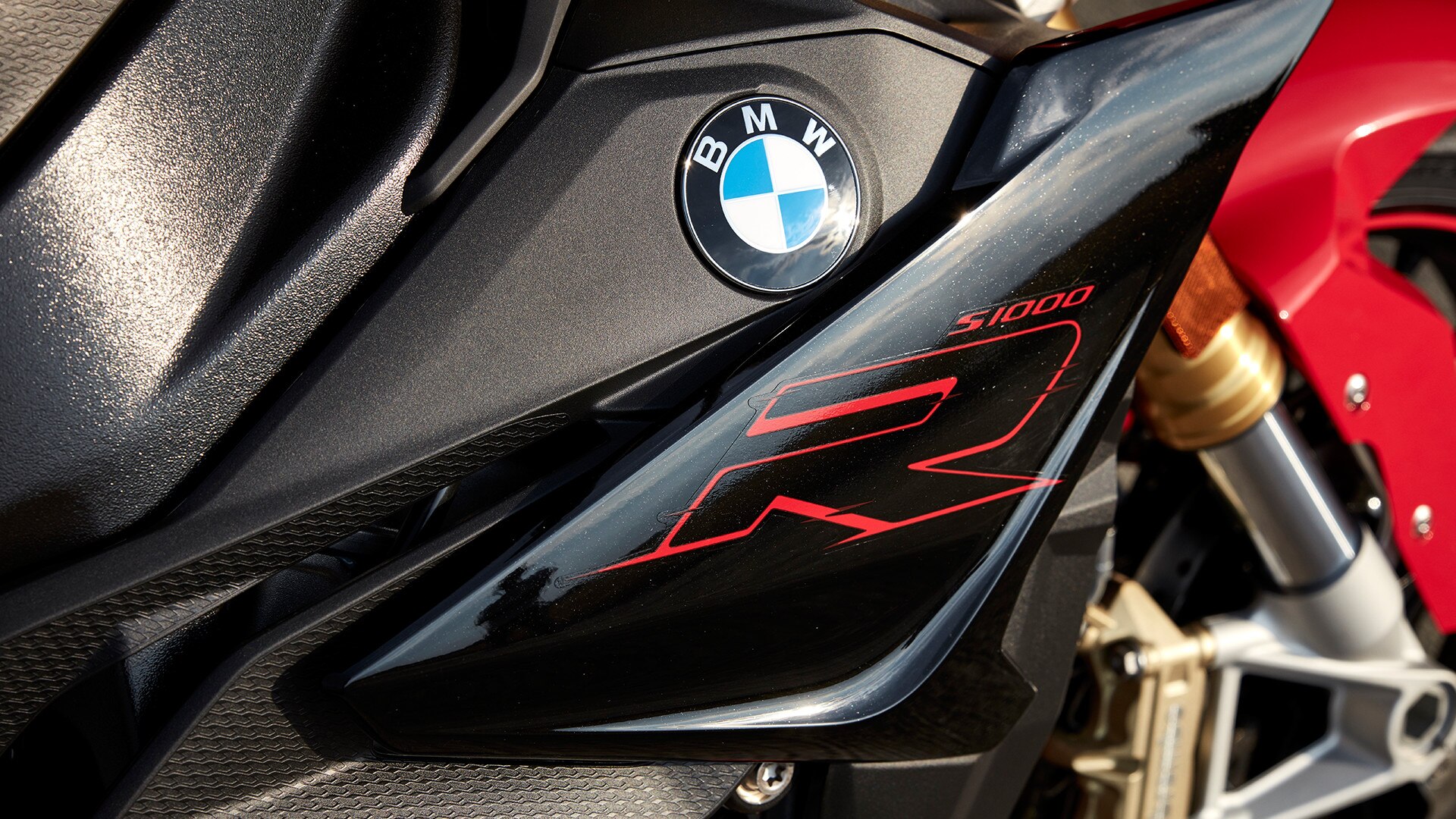 Logotipo "R" em destaque.