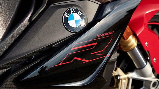 Logotipo "R" em destaque.