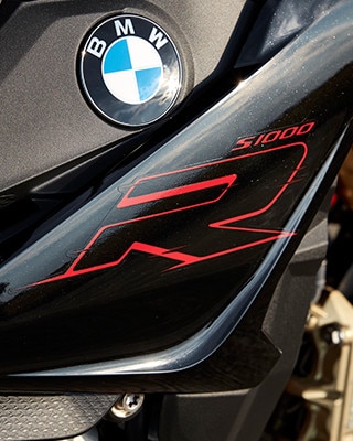 Logotipo "R" em destaque.