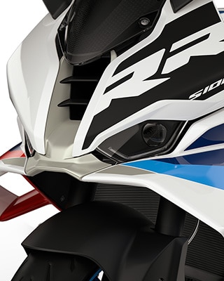 Visão frontal dinâmica e para-brisa alto da S 1000 RR