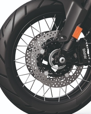 The golden cross-spoked wheels of the R 1300 GS Option 719 Biscaya
